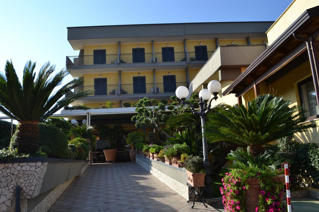 Hotel Ristorante Donato Calvizzano Exterior photo